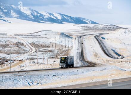 ABF Double Trailer sur l'Interstate 80 dans le Wyoming Banque D'Images