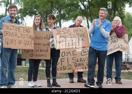 Austin Texas États-Unis, 27 mars 2016 : les churchgoers tiennent des panneaux en carton alors qu'ils participent à un service de Pâques contemporain en plein air et à la cérémonie d'internement à Community First! Village. ©Bob Daemmrich Banque D'Images