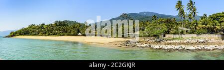 Vue panoramique sur les forêts et les plages d'Ilhabela Banque D'Images