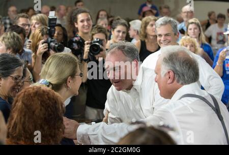 Austin, Texas Etats-Unis, 9 août 2016: Le sénateur Tim Kaine, candidat démocrate à la vice-présidence, visite avec les démocrates du Texas dans une banque téléphonique bénévole pendant ses deux jours de collecte de fonds et de campagne swing à travers le Texas. ©Bob Daemmrich Banque D'Images