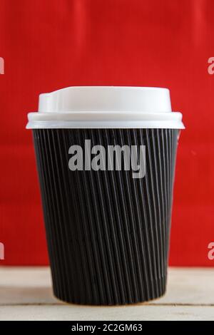 Biodégradable en carton eco-friendly tasses sur un fond de bois Banque D'Images