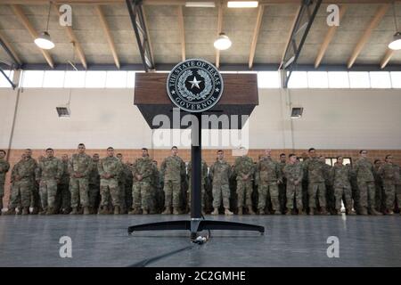 Weslaco, Texas le 12 avril 2018 : les troupes se rencontrent à l'arsenal de la Garde nationale, à l'extrême sud du Texas, pour entendre des mots d'encouragement du gouverneur Greg Abbott tout en se préparant à la dépolymation à la frontière entre le Texas et le Mexique. Les soldats seront à l'appui de la patrouille frontalière fédérale et des troupes de l'État. ©Bob Daemmrich Banque D'Images