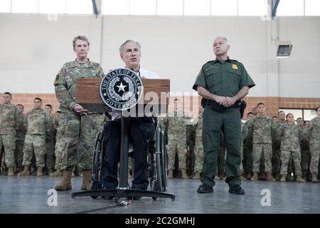Weslaco, Texas États-Unis, 12 avril 2018: Texas Gov. Greg Abbott s'adresse aux troupes de la Garde nationale à l'arsenal de la Garde nationale, dans l'extrême sud du Texas, alors qu'elles se préparent au déploiement à la frontière texane-mexicaine voisine. Les soldats vont jouer un rôle de soutien auprès de la police des frontières fédérale et des troupes de l'État qui tentent d'empêcher l'immigration illégale à la frontière sud des États-Unis. ©Bob Daemmrich Banque D'Images