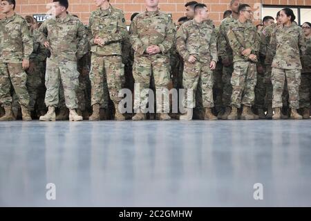 Weslaco, Texas 12 avril 2018 : les troupes sont à l'attention d'un arsenal de la Garde nationale dans l'extrême sud du Texas, tandis qu'elles entendent des mots d'encouragement de la part du gouverneur Greg Abbott tout en se préparant au déploiement à la frontière entre le Texas et le Mexique. Les soldats vont jouer un rôle de soutien auprès de la police des frontières fédérale et des troupes de l'État qui tentent de ralentir l'immigration illégale à la frontière sud des États-Unis. ©Bob Daemmrich Banque D'Images