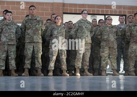 Weslaco, Texas 12 avril 2018 : les troupes sont à l'attention d'un arsenal de la Garde nationale dans l'extrême sud du Texas, tandis qu'elles entendent des mots d'encouragement de la part du gouverneur Greg Abbott tout en se préparant au déploiement à la frontière entre le Texas et le Mexique. Les soldats vont jouer un rôle de soutien auprès de la police des frontières fédérale et des troupes de l'État qui tentent de ralentir l'immigration illégale à la frontière sud des États-Unis. ©Bob Daemmrich Banque D'Images