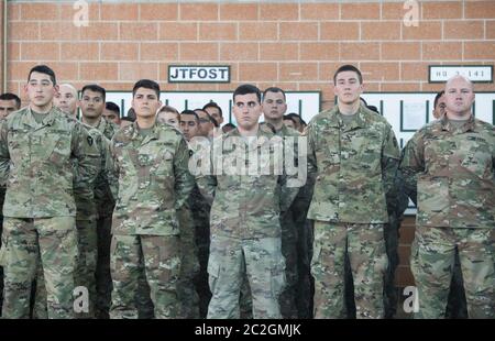 Weslaco, Texas 12 avril 2018 : les troupes sont à l'attention d'un arsenal de la Garde nationale dans l'extrême sud du Texas, tandis qu'elles entendent des mots d'encouragement de la part du gouverneur Greg Abbott tout en se préparant au déploiement à la frontière entre le Texas et le Mexique. Les soldats vont jouer un rôle de soutien auprès de la police des frontières fédérale et des troupes de l'État qui tentent de ralentir l'immigration illégale à la frontière sud des États-Unis. ©Bob Daemmrich Banque D'Images