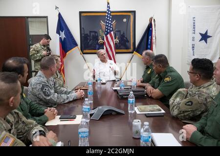 Weslaco, Texas 12 avril 2018 : les troupes rencontrent Gov. Greg Abbott au sein de l'arsenal de la Garde nationale à l'extrême sud du Texas, alors qu'ils se préparent à la dépolymation à la frontière entre le Texas et le Mexique. Les soldats seront à l'appui de la patrouille frontalière fédérale et des troupes de l'État. ©Bob Daemmrich Banque D'Images