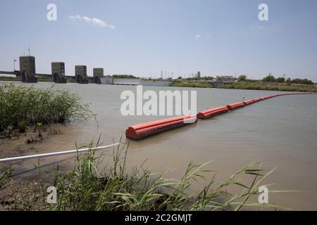 Weslaco, Texas 12 avril 2018 : la patrouille frontalière américaine travaille des bateaux sur la rivière Rio Grande au sud de McAllen, au Texas, au parc Anzalduas, car une augmentation des passages illégaux a eu lieu au cours des trois derniers mois. ©Bob Daemmrich Banque D'Images