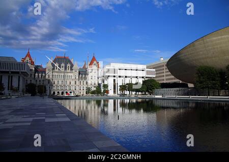 Bâtiment du Capitole de l'État de New York et l'oeuf de l'Empire State Plaza à Albany Banque D'Images