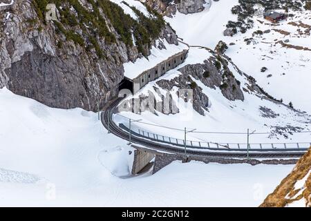 Voies du chemin de fer à crémaillère jusqu'au sommet de la montagne Wendelstein Banque D'Images