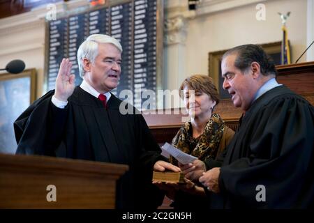 Austin Texas États-Unis, 11 novembre 2013 : États-Unis Antonin Scalia (à droite), juge de la Cour suprême du Texas, se rend à Nathan Hecht, juge en chef de la Cour suprême du Texas, au Capitole du Texas. Scalia est la justice la plus longtemps en service actuellement à la Cour suprême. ©Bob Daemmrich Banque D'Images