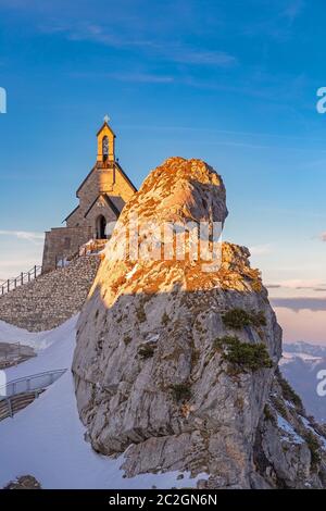 Petite chapelle au sommet de la montagne Wendelstein Banque D'Images