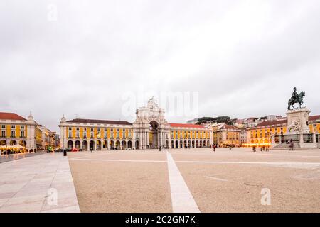 Portugal, Lisbonne - Ponte 25 de abri avec l'Arc de Triomphe Banque D'Images