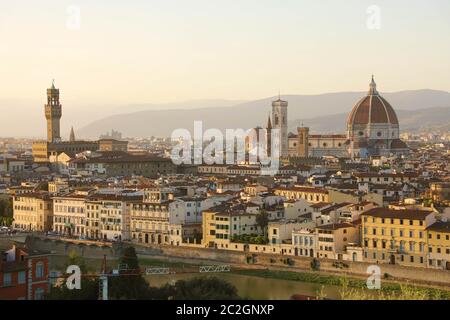 La ville de Florence pendant le coucher du soleil d'or. Vue panoramique sur l'Arno avec le Palazzo Vecchio palace et cathédrale de Santa Maria del Fiore (Duomo), Flore Banque D'Images