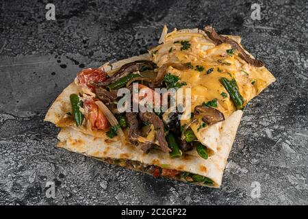 restauration rapide turque - agneau au pain pita, pita croquant avec viande de gyros grillée. Divers légumes et sauce à l'ail Banque D'Images