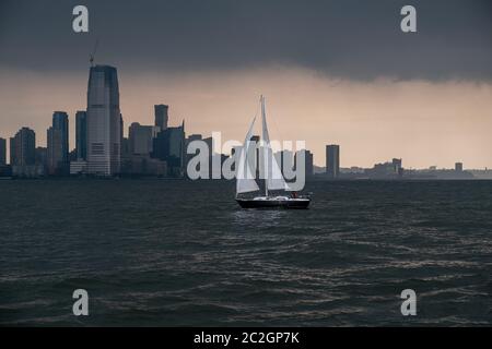 Staten Island Ferry sur le port de New York contre les gratte-ciels de Lower Manhattan Banque D'Images