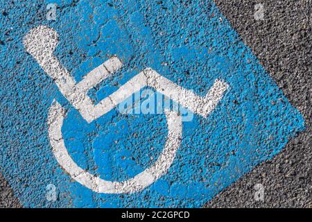 Close - up de mobilité parking sign peint sur le bitume. Idéal pour les concepts et les milieux. Banque D'Images
