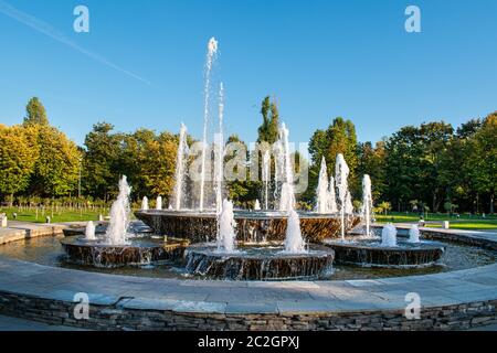 Grande fontaine au milieu d'un parc Banque D'Images