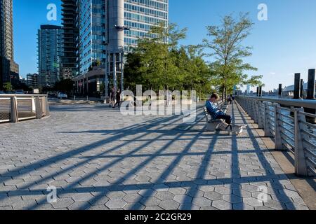 Les bâtiments de long Island City ont vue depuis le quai de loisirs du parc national de Gantry Plaza Banque D'Images