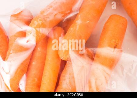 Botte de carottes biologiques emballés dans des sacs en plastique Banque D'Images