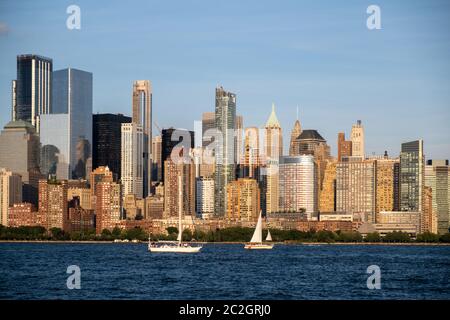 Vue sur le fleuve Hudson depuis le parc national Liberty vers la fin de l'été Banque D'Images