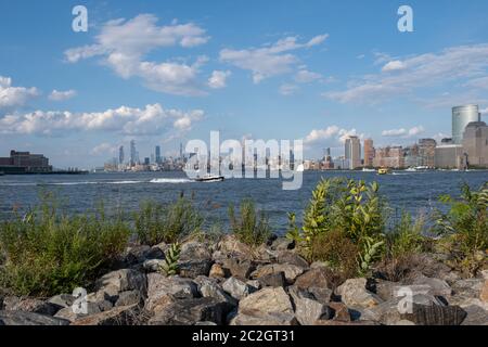 Vue sur le fleuve Hudson depuis le parc national Liberty vers la fin de l'été Banque D'Images