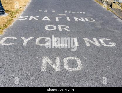 Un panneau de signalisation no cyclisme ou patinage sur ce sentier particulier près de Sandymount à Dublin. Banque D'Images