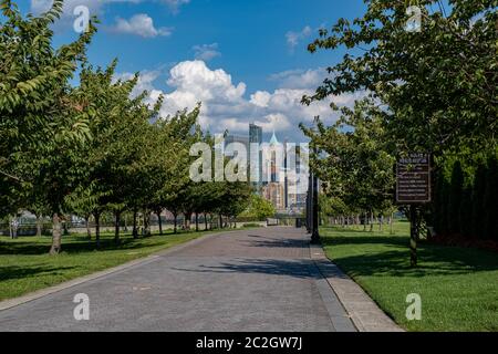 Liberty State Park est un parc situé dans l'État américain du New Jersey, en face de Liberty Island et d'Ellis Island Banque D'Images