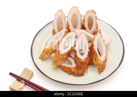 Cuisine japonaise, Chikuwa kamaboko sur fond blanc Banque D'Images