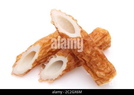 Cuisine japonaise, Chikuwa kamaboko sur fond blanc Banque D'Images