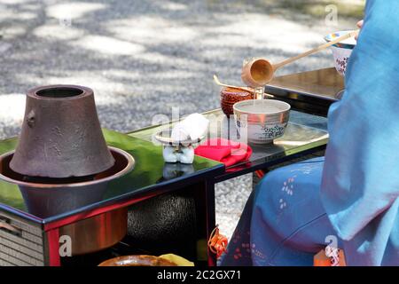 Les femmes japonaises en kimono préparent la cérémonie du thé vert macha Banque D'Images