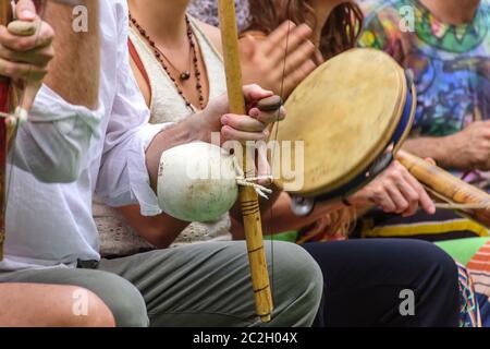 Brésilien berimbau et autres instruments joueur pendant la présentation de capoeira Banque D'Images