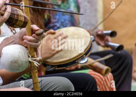 Berimbau et autres instruments joueur pendant la présentation de la capoeira brésilienne Banque D'Images