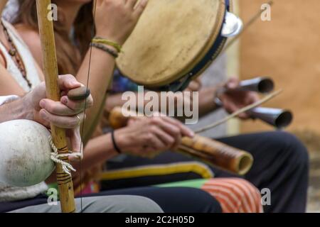 Berimbau et autres instruments joueurs pendant la présentation de la capoeira brésilienne Banque D'Images