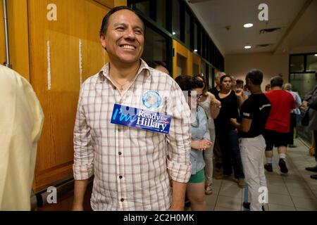 Austin, Texas États-Unis, 20 juin 2014: Fans de l'ancienne première dame, États-Unis Sénateur et États-Unis La secrétaire d'État Hillary Rodham Clinton attend dans une longue file d'attente pour que le politicien autographe leur copie de son nouveau mémoire, "Hard Choices". Clinton s'est arrêtée à Austin dans le cadre d'une tournée nationale de livres et teste les eaux pour une éventuelle course présidentielle en 2016. ©Bob Daemmrich Banque D'Images