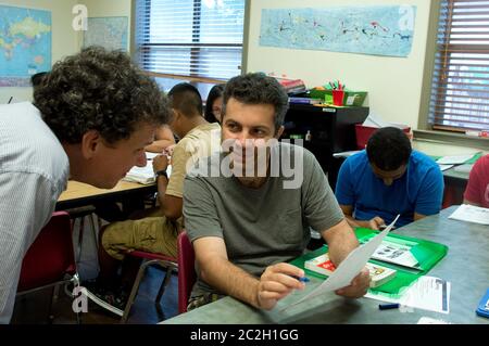 Austin Texas USA, juillet 2014: Les étudiants suivent gratuitement des cours d'anglais langue seconde (ESL) pour les non-autochtones, un programme de Foundation Communities, une agence de services sociaux basée à Austin qui fournit des programmes de logement et d'éducation pour les ménages à faible revenu. ©Bob Daemmrich Banque D'Images