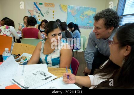 Austin Texas USA, juillet 2014: Les étudiants suivent gratuitement des cours d'anglais langue seconde (ESL) pour les non-autochtones, un programme de Foundation Communities, une agence de services sociaux basée à Austin qui fournit des programmes de logement et d'éducation pour les ménages à faible revenu. ©Bob Daemmrich Banque D'Images
