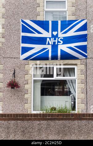 UK home affiche un drapeau en suort du NHS pendant la pandémie 2020Coronavirus. Banque D'Images