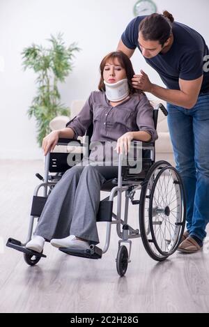 Femme et mari handicapés à la maison Banque D'Images