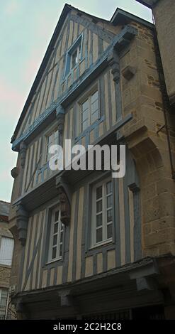 Ancienne maison traditionnelle médiévale entièrement restaurée à Dinon, France Banque D'Images