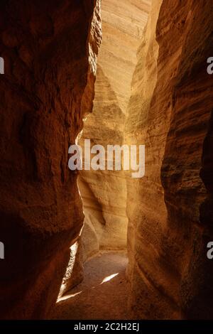 Canyons à fentes dans le monument national de Kasha-Katuwe Tent Rocks, NOUVEAU-MEXIQUE Banque D'Images