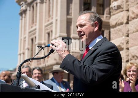 Austin Texas États-Unis, 24 mars 2015: Roy Moore, juge en chef de la Cour suprême de l'Alabama, qui a donné des voix controversées aux côtés de législateurs conservateurs texans opposés au mariage gay lors d'un rassemblement du Capitole du Texas. Moore a dit aux juges de l'Alabama d'ignorer une décision récente de la Cour fédérale autorisant le mariage gay dans l'État. ©Bob Daemmrich Banque D'Images