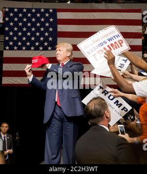 Dallas, Texas États-Unis, 14 septembre 2015 : l'homme d'affaires Donald Trump, candidat à la nomination présidentielle républicaine, affiche un plafond Make America Great Again lorsqu'il accueille une foule enthousiaste lors d'un arrêt de campagne au American Airlines Center de Dallas. Trump est à la tête du peloton de candidats républicains qui se sont présentés dans le débat de mercredi en Californie. ©Bob Daemmrich Banque D'Images