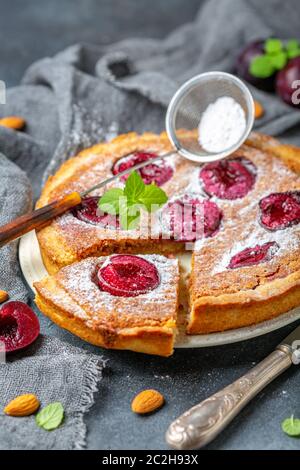 Amande Tarte aux prunes frangipan et organique. Banque D'Images