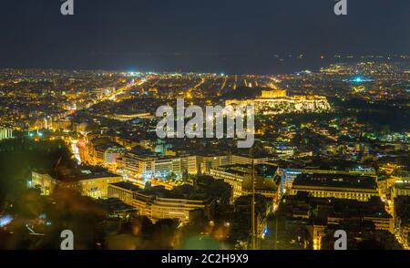 Vue nocturne incroyable sur l'Acropole d'Athènes, vue depuis la colline de Filothei Banque D'Images