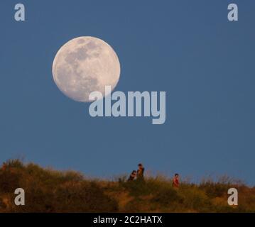 Grande lune à l'horizon Banque D'Images