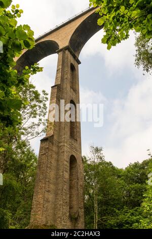 L'un des piers en brique à triple niveau du viaduc de Hownsgill près de Consett, Co. Durham, Angleterre, Royaume-Uni Banque D'Images