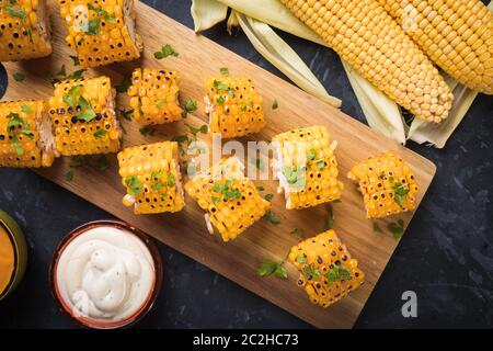 Tranches de maïs grillé et épicé comme alternative saine à la nourriture de fête Banque D'Images
