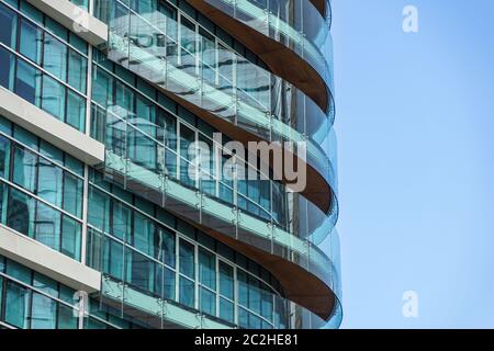 MILAN, ITALIE 4 MAI 2019 : Résumé de l'architecture moderne en verre gratte-ciel financier Détail . Banque D'Images