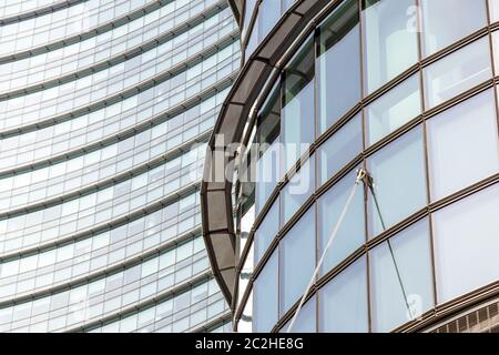 MILAN, ITALIE 4 MAI 2019 : Résumé de l'architecture moderne en verre gratte-ciel détail financier .Low angle shot de bâtiments en verre moderne et clear sky backg Banque D'Images